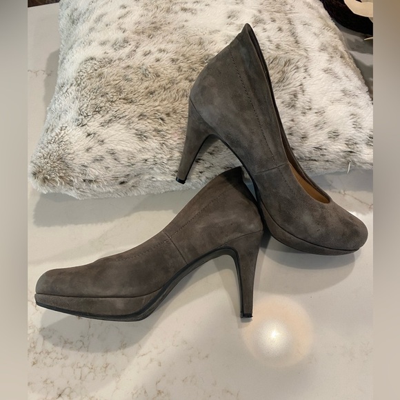 Suede Adrienne Vittadini Gray Heels Pump Shoe Minimalist Quiet Luxury Size 8 - Picture 1 of 5
